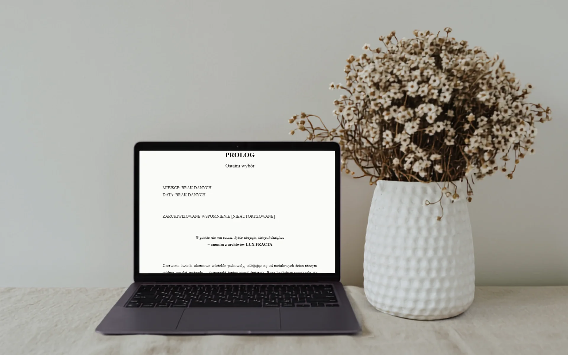 Laptop z pierwszym rozdziałem książki