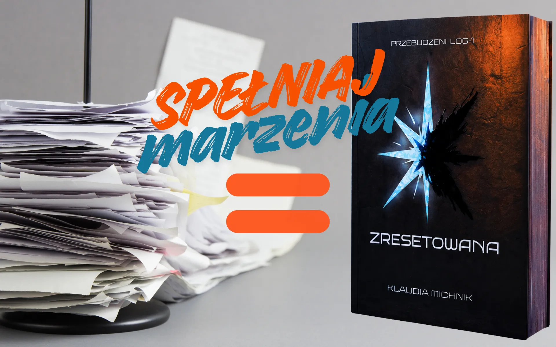 Papierowe wydanie ZRESETOWANEJ z barwionymi brzegami obok stosu wydrukowanych kartek