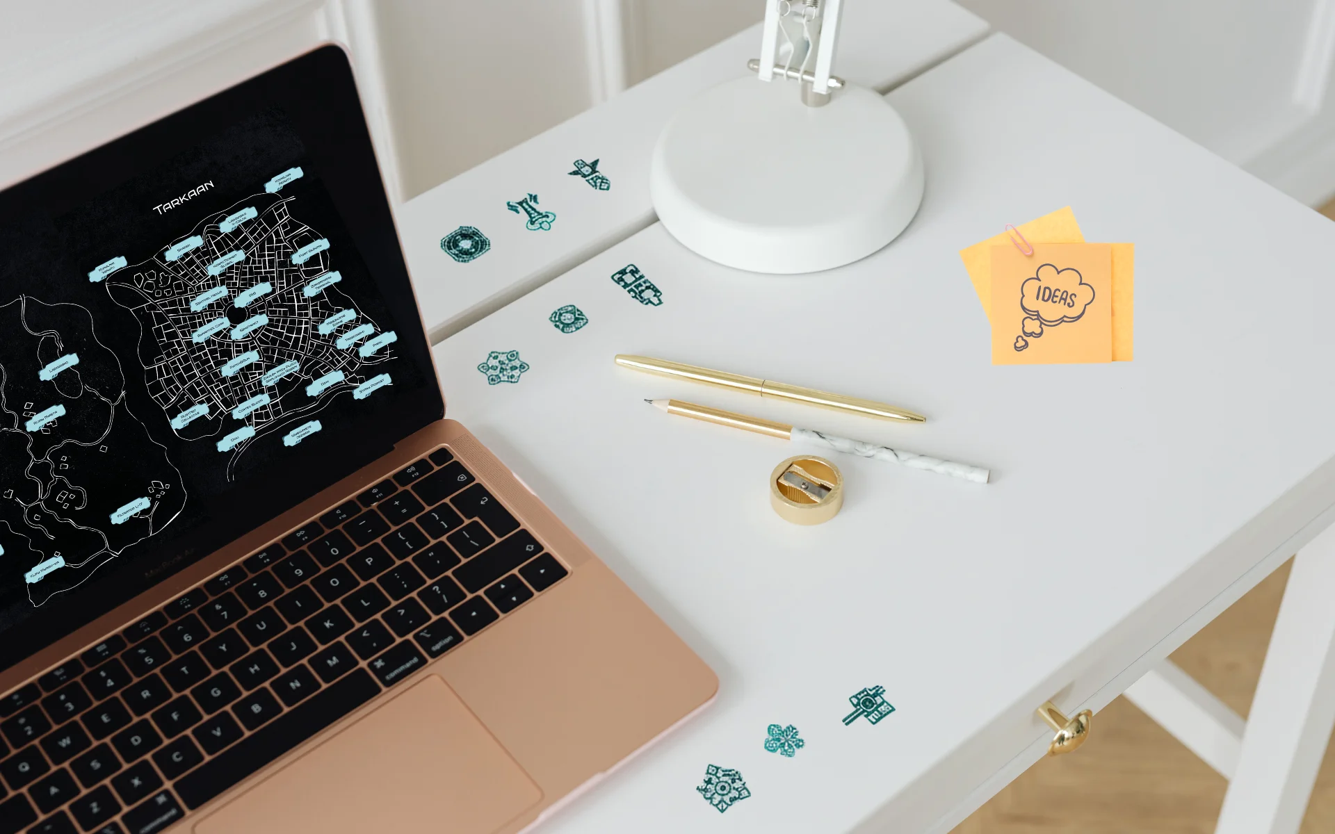 Laptop z pierwszym rozdziałem książki