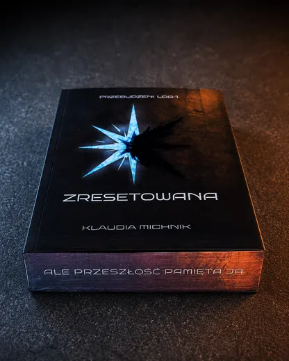 Napis na barwionym brzegu książki